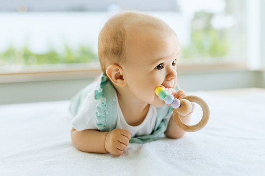 🦷 Wenn das erste Zähnchen kommt – Tipps fürs Zahnen bei Babys
