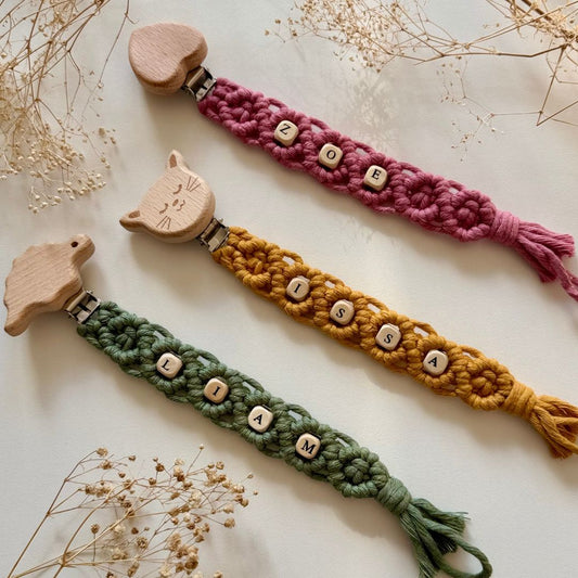 Personalisierbare Makramee Schnullerkette mit Holzclip – Handgemacht mit deinem Wunschnamen
