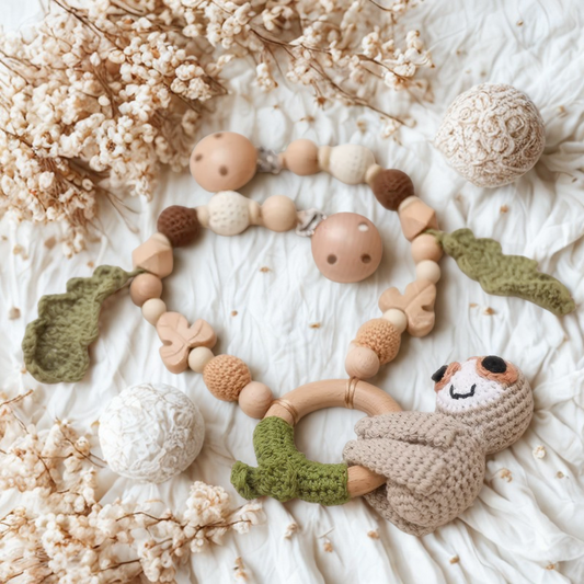 Liebevolle Kinderwagenkette aus Häkelperlen & Holz – Für unterwegs mit deinem Baby