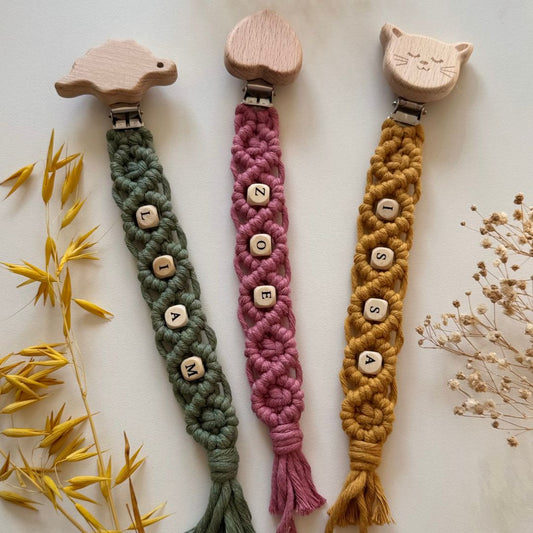 Personalisierbare Makramee Schnullerkette mit Holzclip – Handgemacht mit deinem Wunschnamen