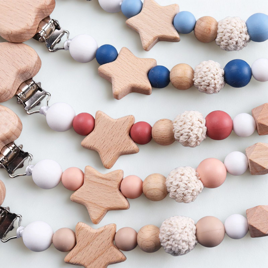 Schnullerkette Holz & Häkelperlen mit Herz-Clip & Stern – Handgemacht & Babyfreundlich