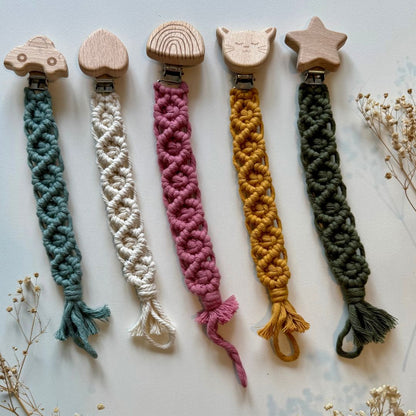 Makramee Schnullerkette handgefertigt- mit niedlichem Holzclip