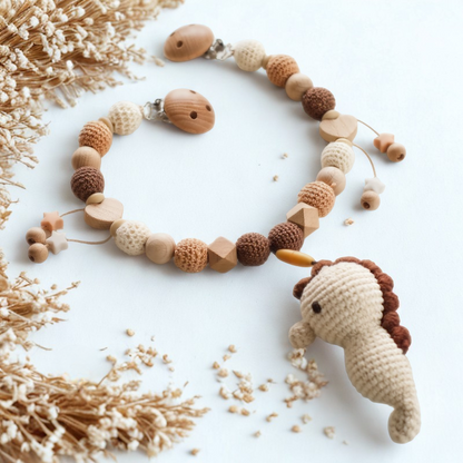 Liebevolle Kinderwagenkette aus Häkelperlen & Holz – Für unterwegs mit deinem Baby