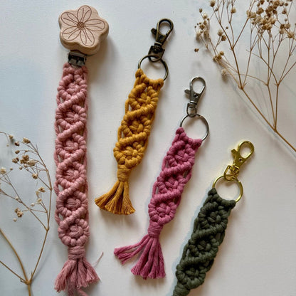 Geschenkset für Mamas – Schnullerkette & Makramee Schlüsselanhänger