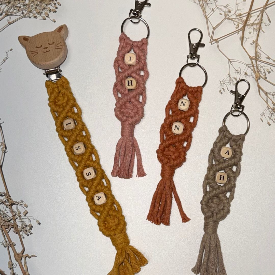 Personalisierbares Makramee Set – Handgemachte Schnullerkette mit passendem Schlüsselanhänger