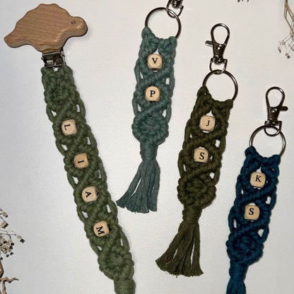 Personalisierbares Makramee Set – Handgemachte Schnullerkette mit passendem Schlüsselanhänger