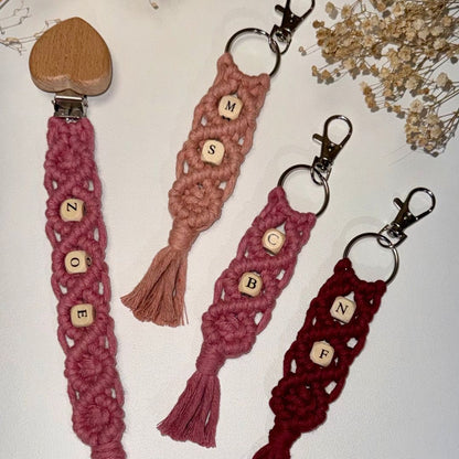 Personalisierbares Makramee Set – Handgemachte Schnullerkette mit passendem Schlüsselanhänger