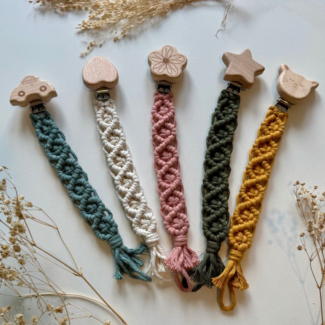 Makramee Schnullerkette handgefertigt- mit niedlichem Holzclip