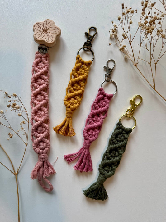 Geschenkset für Mamas – Schnullerkette & Makramee Schlüsselanhänger