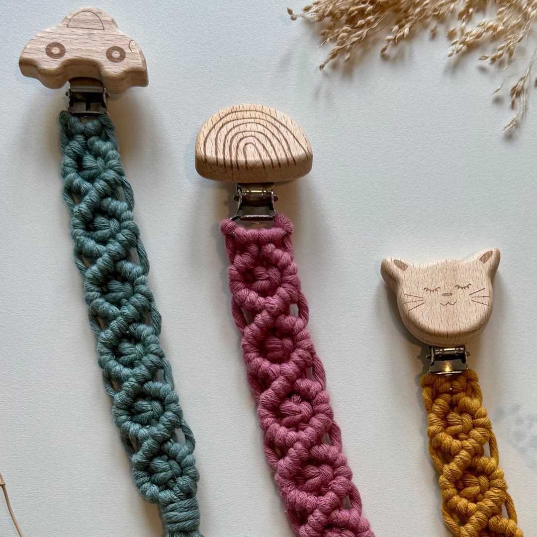 Makramee Schnullerkette handgefertigt- mit niedlichem Holzclip