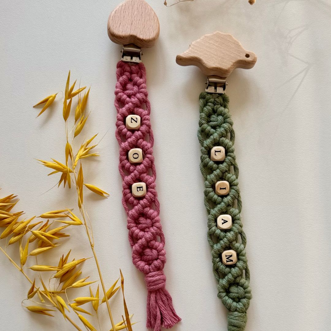 Personalisierbare Makramee Schnullerkette mit Holzclip – Handgemacht mit deinem Wunschnamen