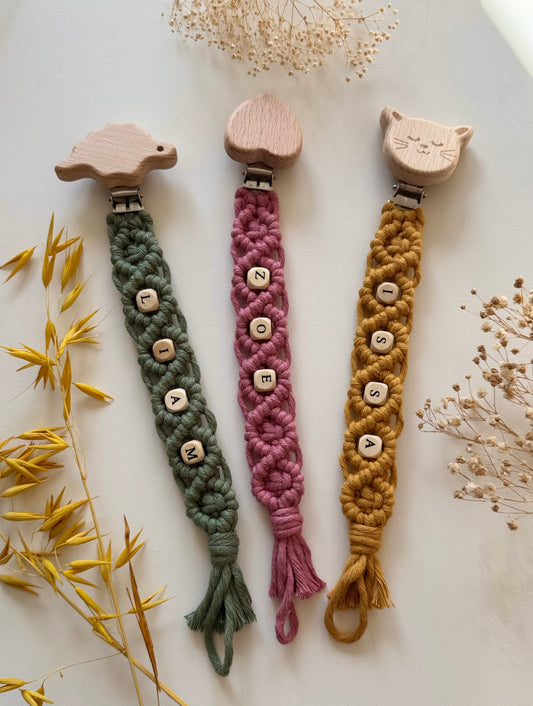 Personalisierbare Makramee Schnullerkette mit Holzclip – Handgemacht mit deinem Wunschnamen