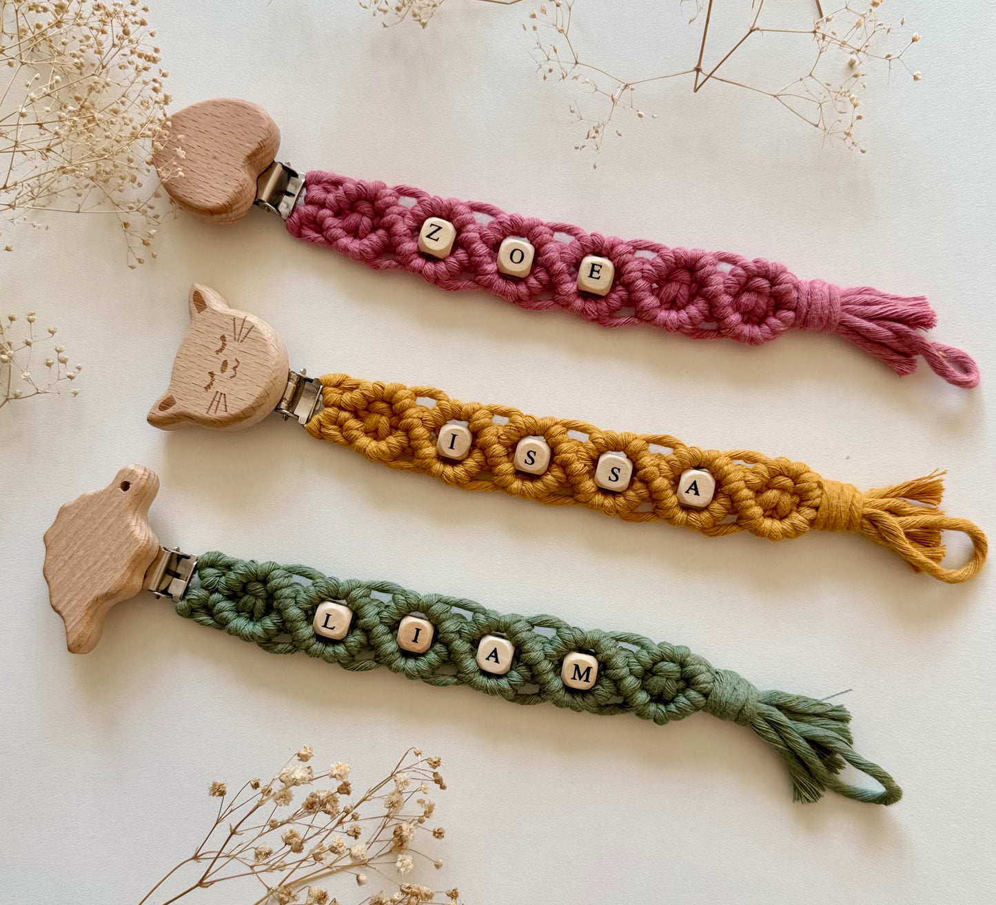 Personalisierbare Makramee Schnullerkette mit Holzclip – Handgemacht mit deinem Wunschnamen