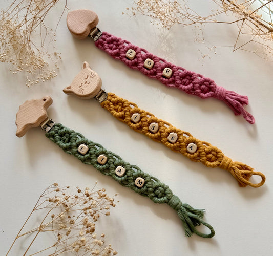 Personalisierbare Makramee Schnullerkette mit Holzclip – Handgemacht mit deinem Wunschnamen