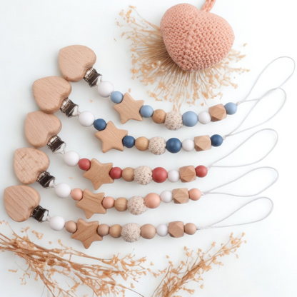 Schnullerkette Holz & Häkelperlen mit Herz-Clip & Stern – Handgemacht & Babyfreundlich