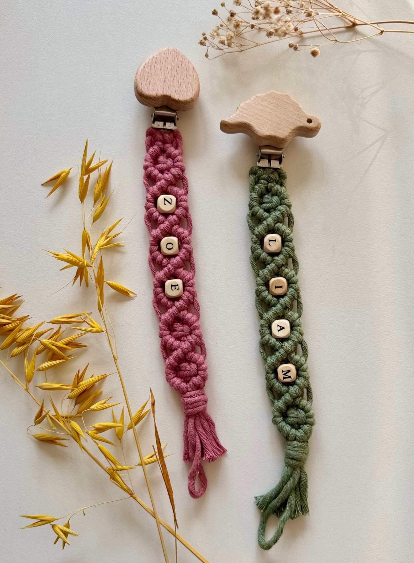 Personalisierbare Makramee Schnullerkette mit Holzclip – Handgemacht mit deinem Wunschnamen