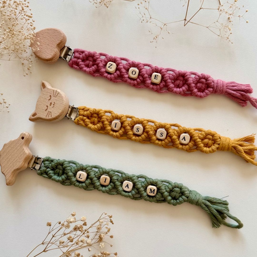 Personalisierbare Makramee Schnullerkette mit Holzclip – Handgemacht mit deinem Wunschnamen