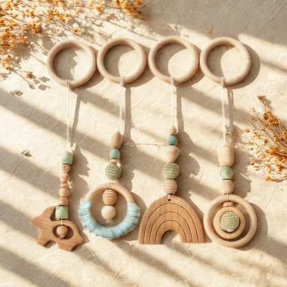 Spielbogen Anhänger aus Holz & Häkelperlen – für endloses Entdecken und Spielen